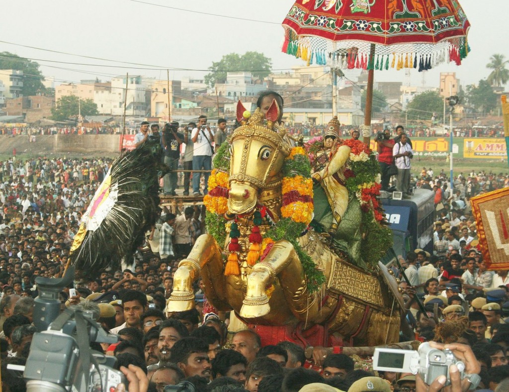 For Daily : Madurai May 02 2007 : Lord Kallazhagar entering the Vaigai river in Madurai on Wednesday as a part of the annual Chithrai festival . Photo: K_Ganesan. (Digital Image)